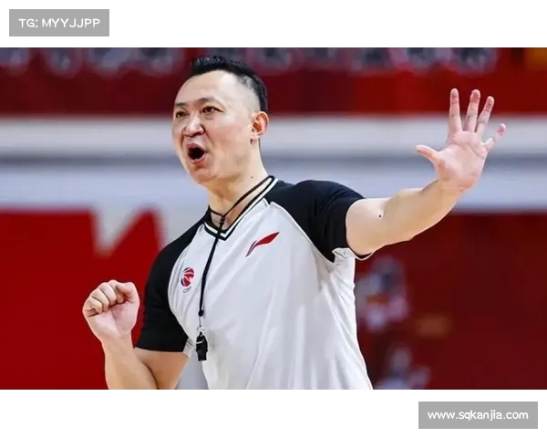 新疆男篮不敌浙江，主裁判闫军判罚引热议，观众怒斥黑哨(cba 新疆男篮)