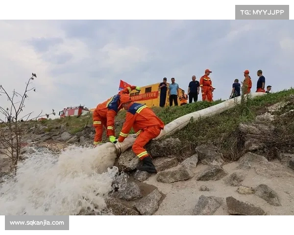 洞庭湖决堤现场紧急抢险:村民用冰箱筑起防线,救援力量火速集结 洞庭湖决堤现场紧急抢险:村民用冰箱筑起防线,救援力量火速集结